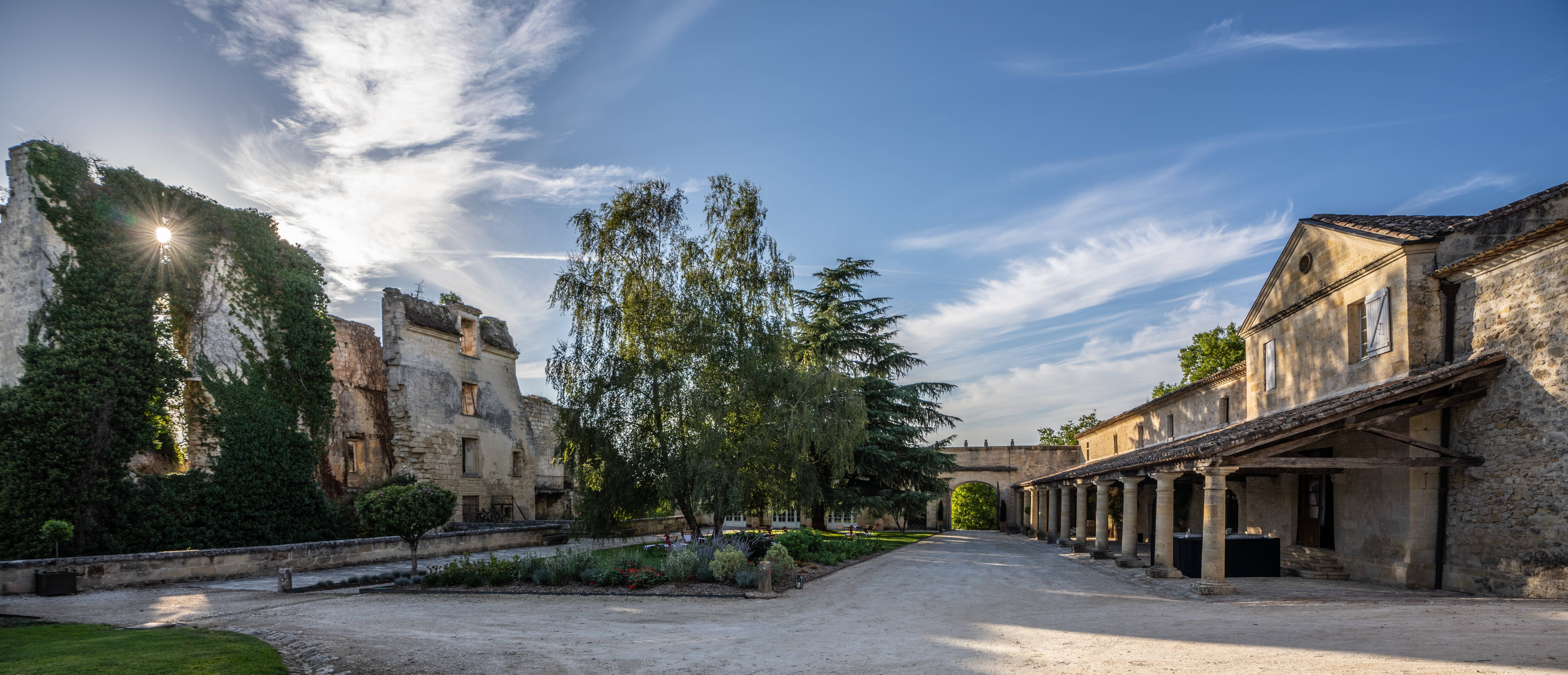 CHA TEAU D AIGUILHE COUR BASSE Artiste Associe Photographes Bordeaux